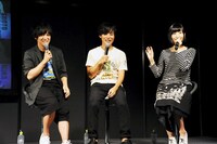 左から山下大輝、岡本信彦、佐倉綾音。