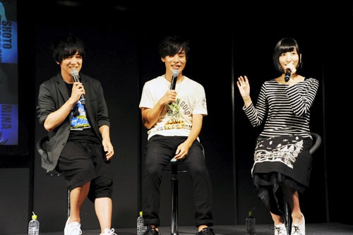左から山下大輝、岡本信彦、佐倉綾音。