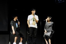 左から山下大輝、岡本信彦、佐倉綾音。