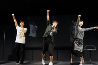 「Plus Ultra!」と叫ぶキャスト陣。左から岡本信彦、山下大輝、佐倉綾音。