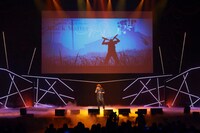 「HOW CLOSE YOU ARE」を歌う宮野真守。