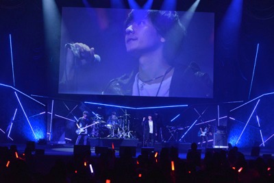 flumpoolのライブの様子。