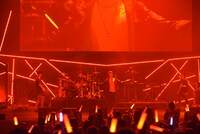 劇場版第1部の主題歌にしてテレビシリーズ第1クールOPテーマの「夜は眠れるかい？」を歌うflumpool。