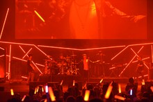 劇場版第1部の主題歌にしてテレビシリーズ第1クールOPテーマの「夜は眠れるかい？」を歌うflumpool。