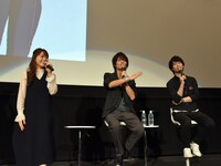 左から高岡春奈役の三森すずこ、東ナオト/タイガーマスク役の八代拓、藤井タクマ/タイガー・ザ・ダーク役の梅原裕一郎。