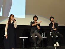 左から高岡春奈役の三森すずこ、東ナオト/タイガーマスク役の八代拓、藤井タクマ/タイガー・ザ・ダーク役の梅原裕一郎。