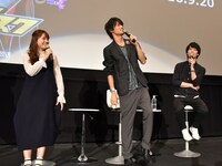 左から高岡春奈役の三森すずこ、東ナオト/タイガーマスク役の八代拓、藤井タクマ/タイガー・ザ・ダーク役の梅原裕一郎。