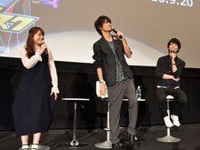 左から高岡春奈役の三森すずこ、東ナオト/タイガーマスク役の八代拓、藤井タクマ/タイガー・ザ・ダーク役の梅原裕一郎。