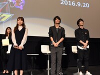 左から高岡春奈役の三森すずこ、東ナオト/タイガーマスク役の八代拓、藤井タクマ/タイガー・ザ・ダーク役の梅原裕一郎。