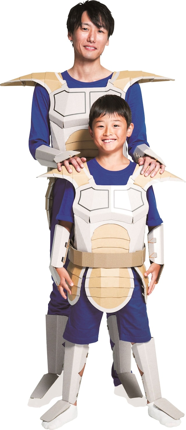 「着れちゃう！ダンボール ドラゴンボールZ 戦闘服編」着用例。なおブルーのTシャツとパンツは商品に含まれていないので注意しよう。