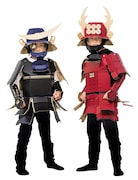 左から「着れちゃう！ダンボール 甲冑 伊達政宗編」「着れちゃう！ダンボール 甲冑 真田幸村編」の着用例。