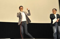 「カーメっ」という劇中のセリフを振り付きで披露する宮元宏彰。