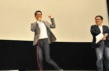 「カーメっ」という劇中のセリフを振り付きで披露する宮元宏彰。