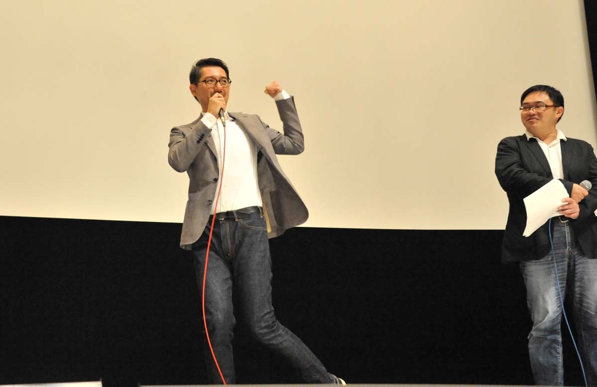 「カーメっ」という劇中のセリフを振り付きで披露する宮元宏彰。