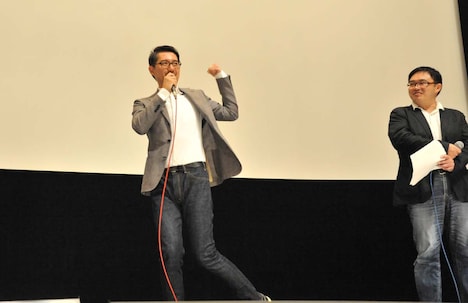 「カーメっ」という劇中のセリフを振り付きで披露する宮元宏彰。