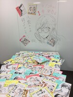 全国の応援書店100店舗では、里見Uによるサイン色紙を掲出している。