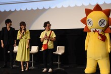 「うどんの国の金色毛鞠」先行上映会の様子。左から俵宗太役の中村悠一、ポコ／モモ役の古城門志帆、宅野誠起監督、ガオガオちゃんの着ぐるみ。