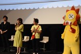 「うどんの国の金色毛鞠」先行上映会の様子。左から俵宗太役の中村悠一、ポコ／モモ役の古城門志帆、宅野誠起監督、ガオガオちゃんの着ぐるみ。