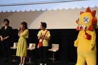 「うどんの国の金色毛鞠」先行上映会の様子。左から俵宗太役の中村悠一、ポコ／モモ役の古城門志帆、宅野誠起監督、ガオガオちゃんの着ぐるみ。