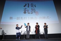 それぞれが演じるキャラクターにちなんだアイテムを披露するキャストたち。