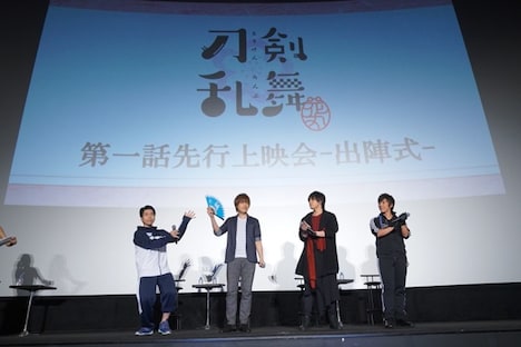 それぞれが演じるキャラクターにちなんだアイテムを披露するキャストたち。