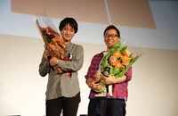 花束を受け取った立川譲監督、亀田祥倫。