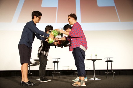 伊藤節生、櫻井孝宏から、立川譲監督と亀田祥倫へ花束が贈られる。