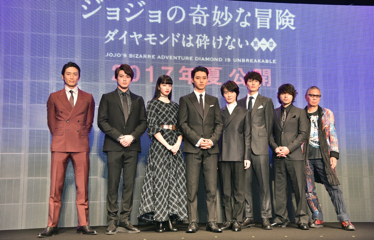 左から伊勢谷友介、真剣佑、小松菜奈、山崎賢人、神木隆之介、岡田将生、山田孝之、三池崇史監督。