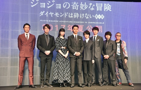 ニュース記事ランキング1位より、左から伊勢谷友介、真剣佑、小松菜奈、山崎賢人、神木隆之介、岡田将生、山田孝之、三池崇史監督。