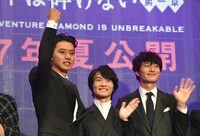 ガッツポーズを取る山崎賢人（左端）。