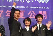 ガッツポーズを取る山崎賢人（左端）。