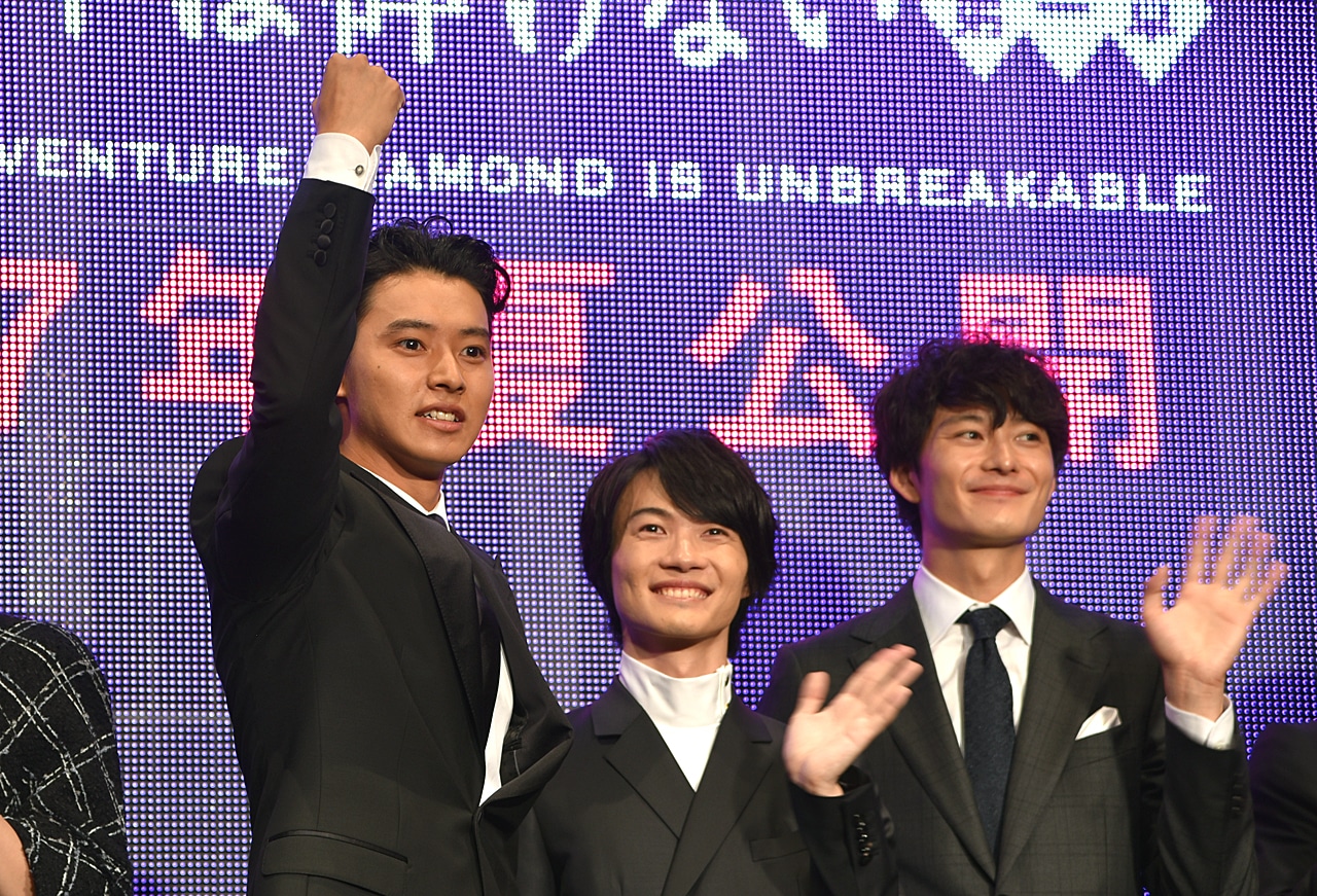 ガッツポーズを取る山崎賢人（左端）。