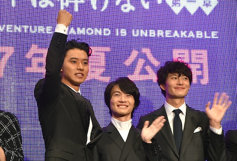 ガッツポーズを取る山崎賢人(左端)。