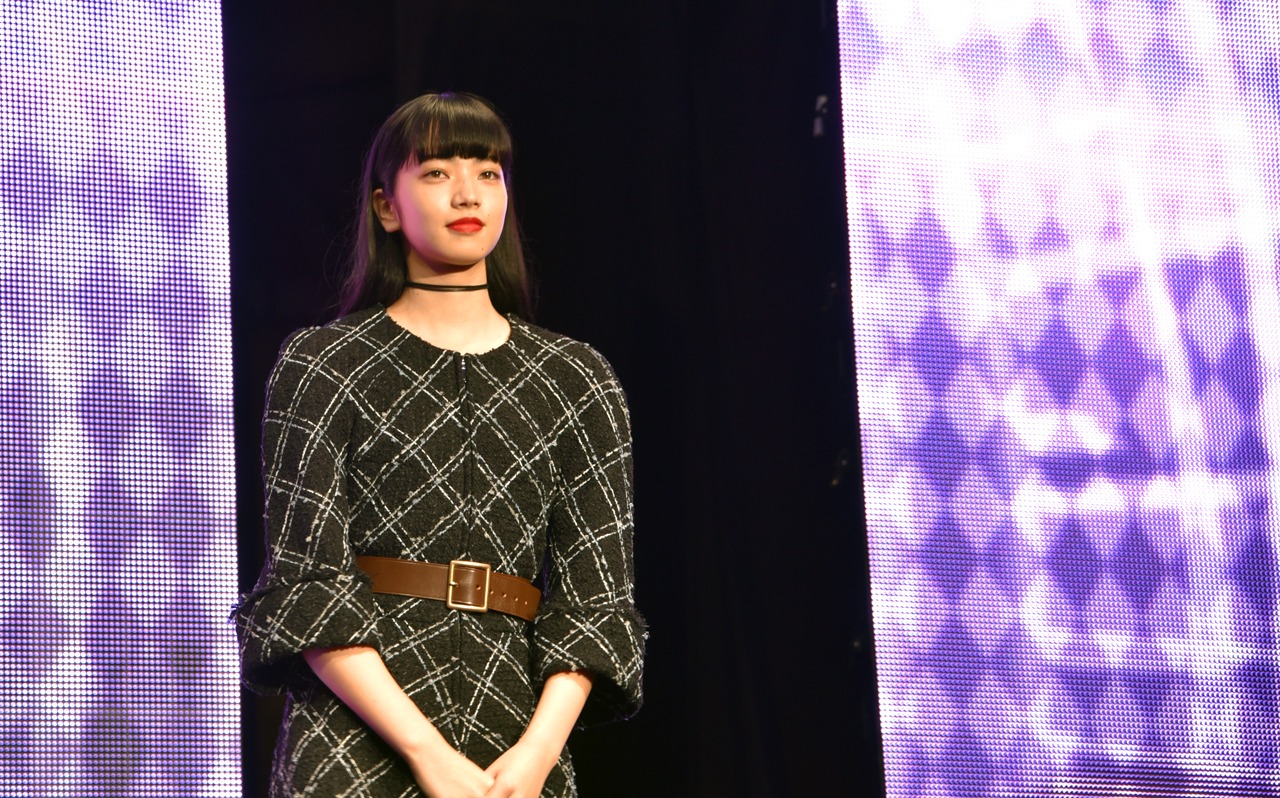 山岸由花子役の小松菜奈。