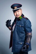 加治将樹扮する犬飼善蔵。