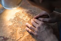 版画を制作する様子。