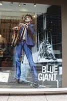 石塚真一による描き下ろしのイラストがあしらわれたショーウィンドウ。