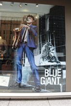 石塚真一による描き下ろしのイラストがあしらわれたショーウィンドウ。