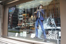 石塚真一による描き下ろしのイラストがあしらわれたショーウィンドウ。