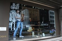 石塚真一による描き下ろしのイラストがあしらわれたショーウィンドウ。