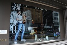 石塚真一による描き下ろしのイラストがあしらわれたショーウィンドウ。