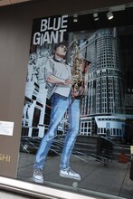 石塚真一による描き下ろしのイラストがあしらわれたショーウィンドウ。