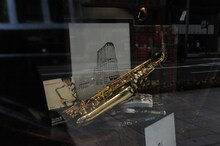 ショーウィンドウには石塚真一による原画のほか、「BLUE GIANT」の世界観を味わえる展示も行われている。