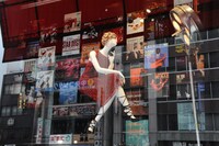 「～JAZZのある暮らし～ JAZZ WEEK」にあわせて彩られたショーウィンドウ。