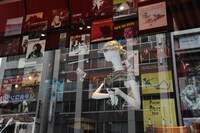 「～JAZZのある暮らし～ JAZZ WEEK」にあわせて彩られたショーウィンドウ。