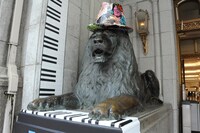 本館正面玄関で来客を迎えるライオン像も、「JAZZ WEEK」にあわせておめかし。