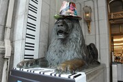 本館正面玄関で来客を迎えるライオン像も、「JAZZ WEEK」にあわせておめかし。