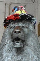 「JAZZ WEEK」を楽しむライオン像。ジャケット柄の帽子がお似合いだ。