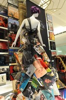 ジャケット柄のドレスをまとったマネキン。