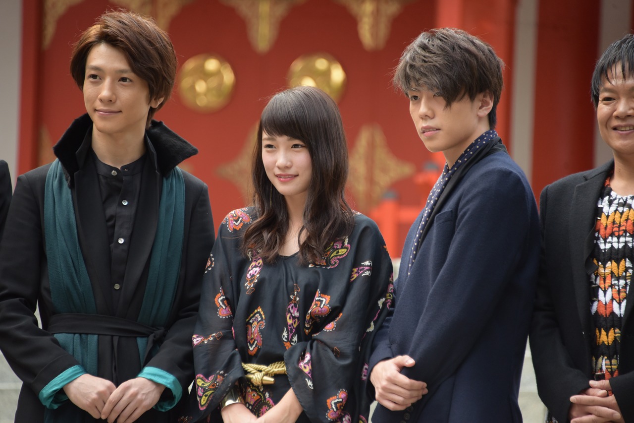 左から鈴木拡樹、川栄李奈、早乙女友貴。